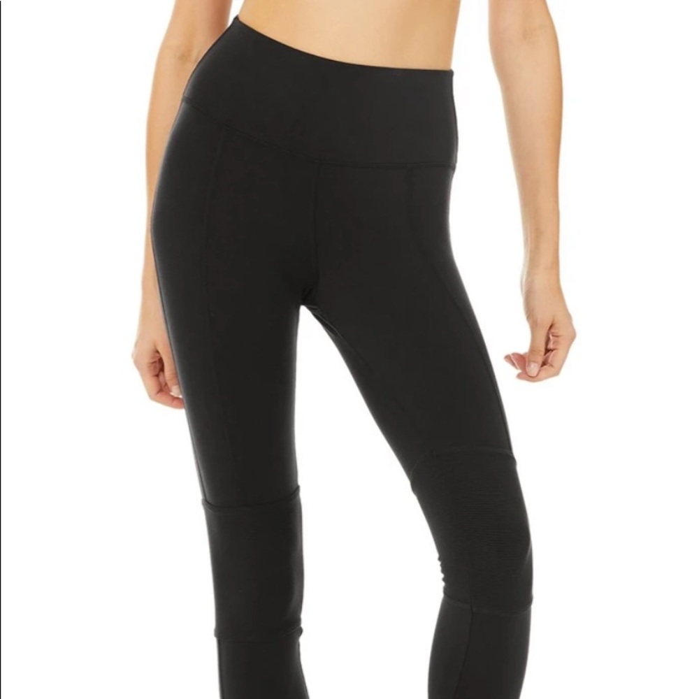 Alo Yoga Avenue legging size S NEW